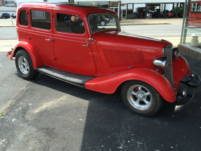 1933 Ford Sedan - photo 2
