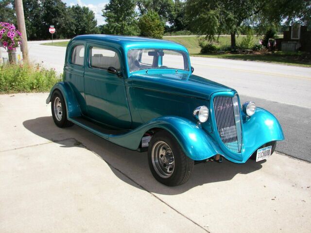 1933 Ford Vicky Sedan - photo 2