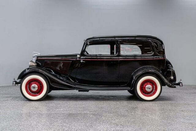 1934 Ford Deluxe Sedan - photo 3