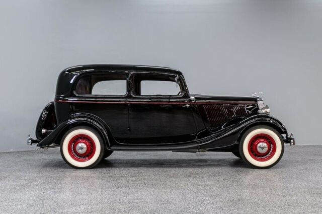 1934 Ford Deluxe Sedan - photo 9