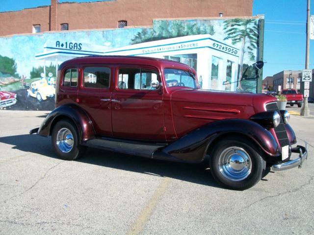 1934 Odldsmobile F34 Touring Sedan Custom Cruiser 1934 Oldsmobile Custom Cruiser 4-Door