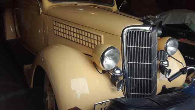 1935 Ford Model A Roadster - photo 3