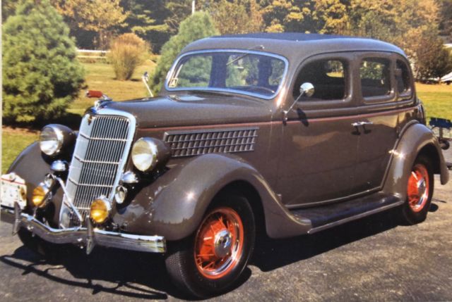 1935 Ford Deluxe Humpback Sedan Touring 1935 Ford Deluxe Humpback touring