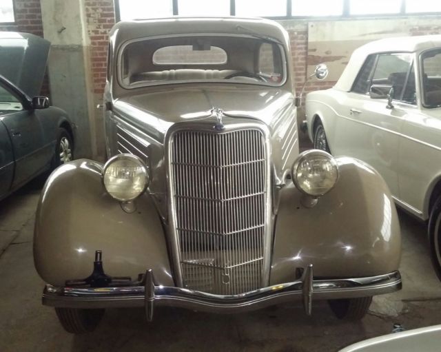 1935 Ford Tudor Sedan 1935 Ford Deluxe