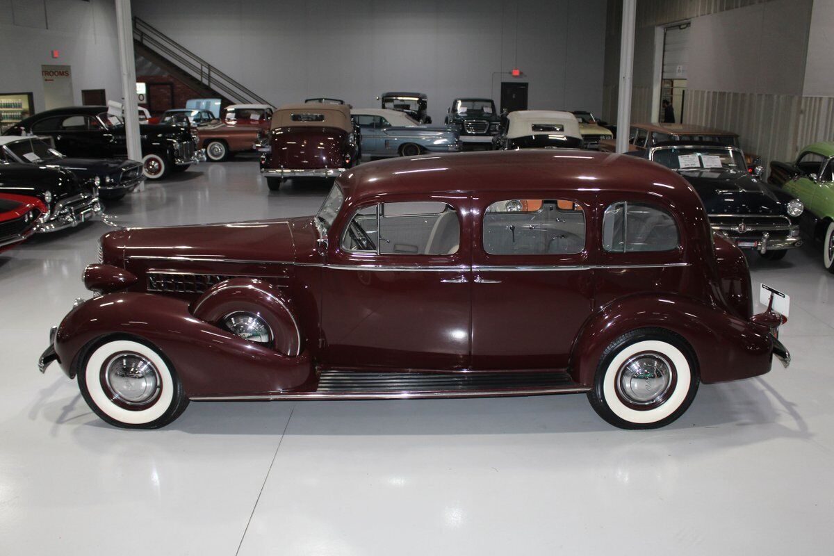 1936 Cadillac Series 85 V-12 Fleetwood Touring Sedan - photo 12