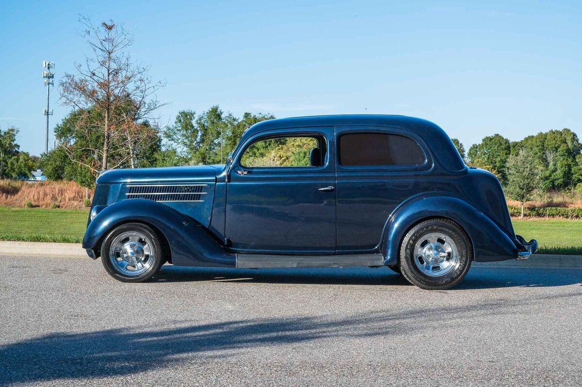 1936 Ford Humpback Restored 2 Door Sedan V8 Auto Vintage AC - photo 2