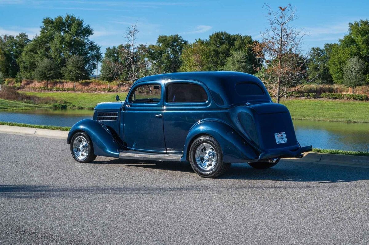 1936 Ford Humpback Restored 2 Door Sedan V8 Auto Vintage AC - photo 4
