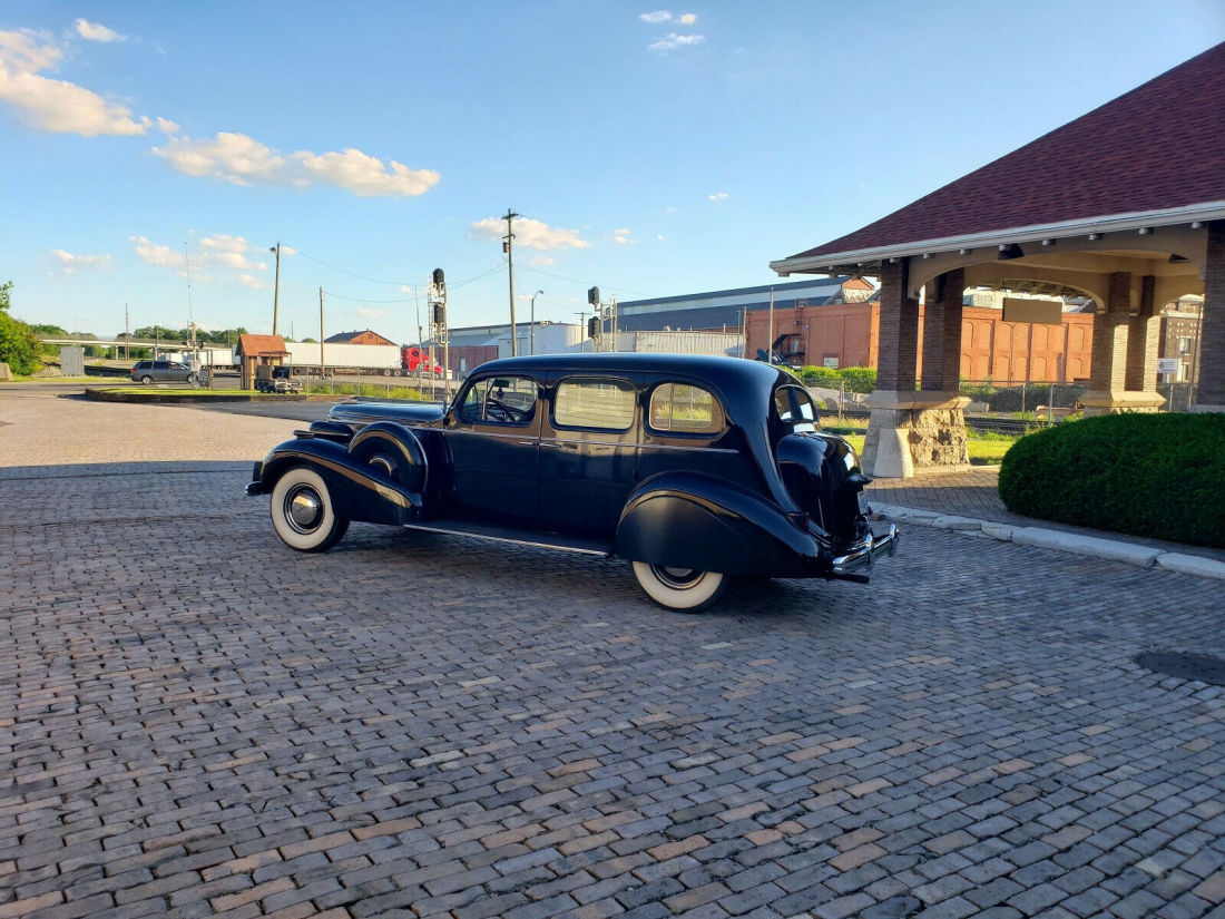 1937 Buick Series 90 - photo 2