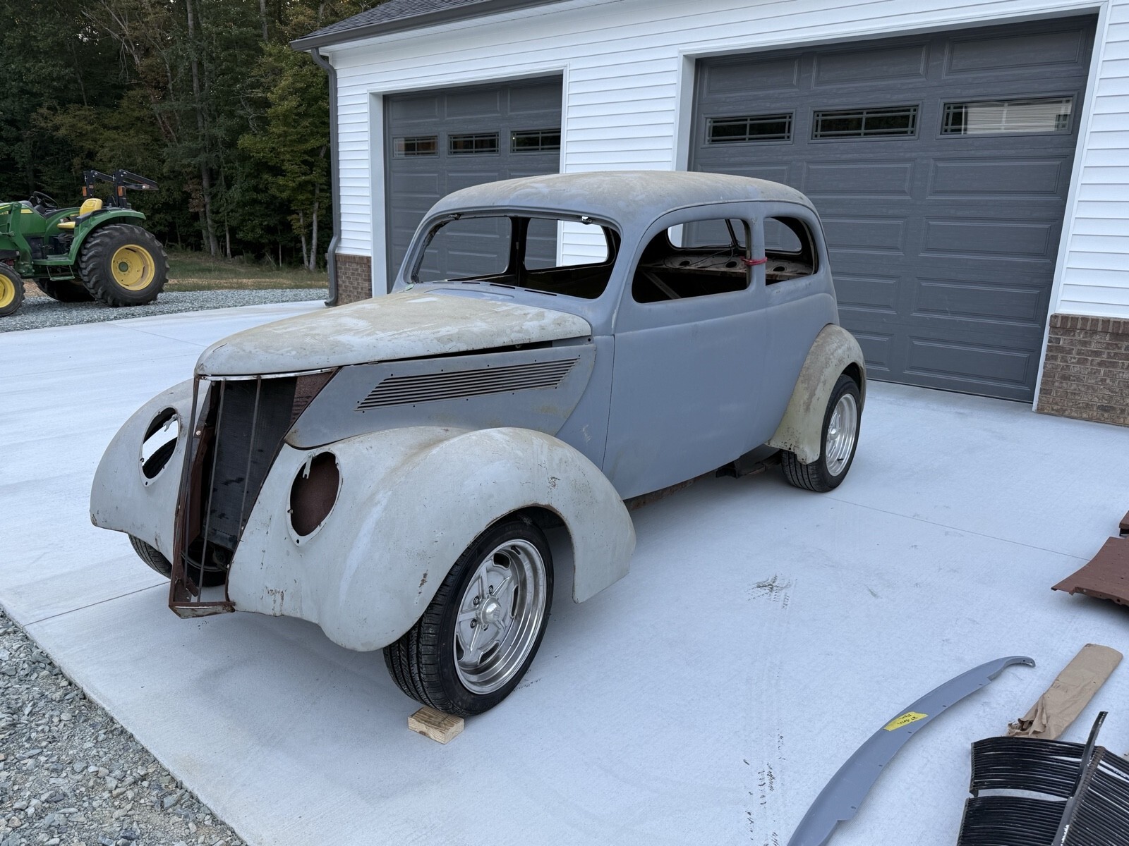 1937 Ford Deluxe Tudor Humpback - photo 2