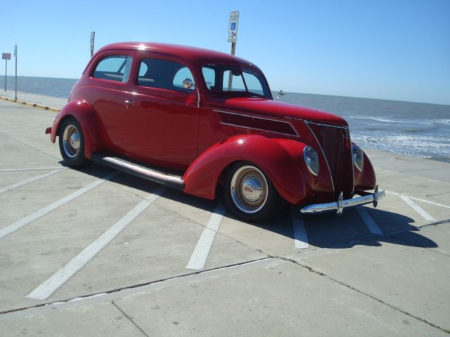 1937 Ford 2 Door Sedan - photo 3