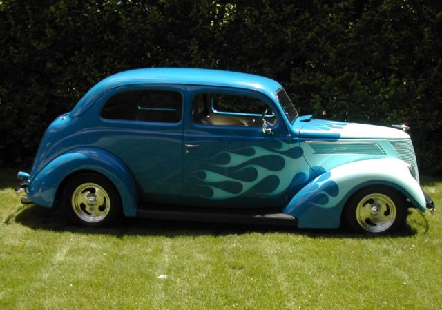 1937 Ford Tudor Humpback Sedan Streetrod 1937 Ford Tudor Humpback Delux Sedan HUMPBACK