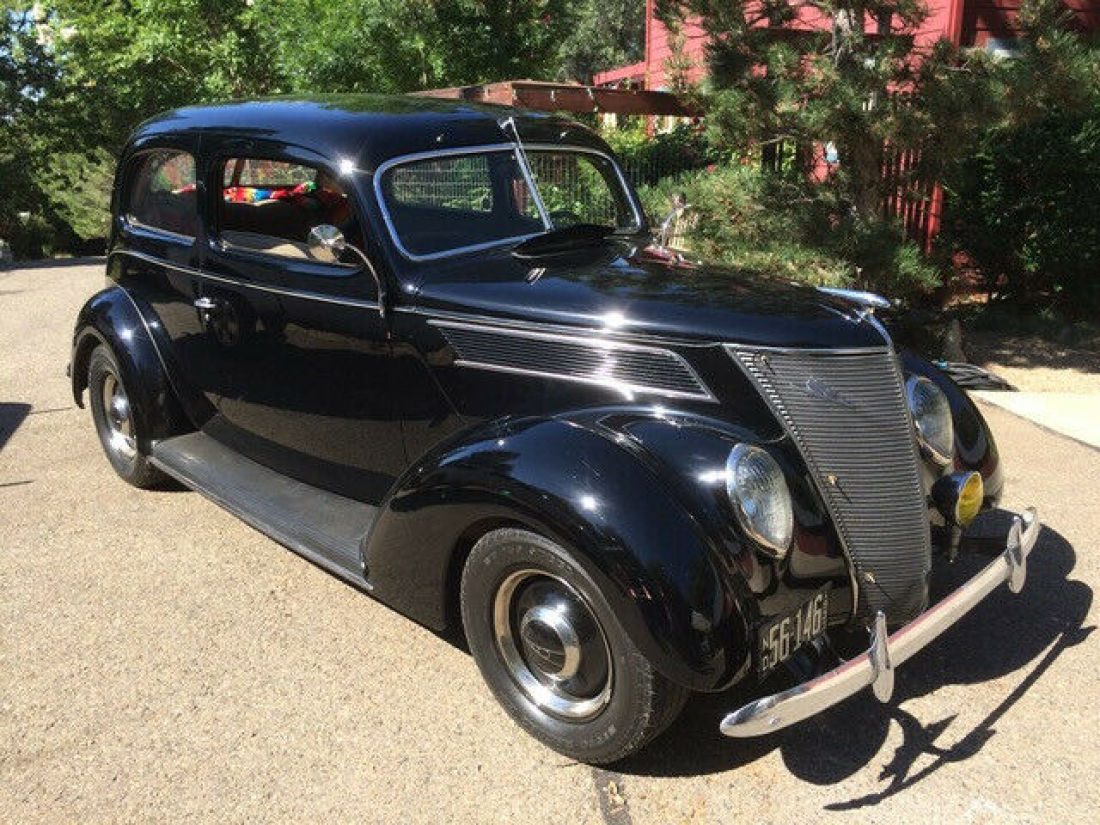 1937 Ford Tudor Sedan Delux (Hump) 1937 Ford Model 78