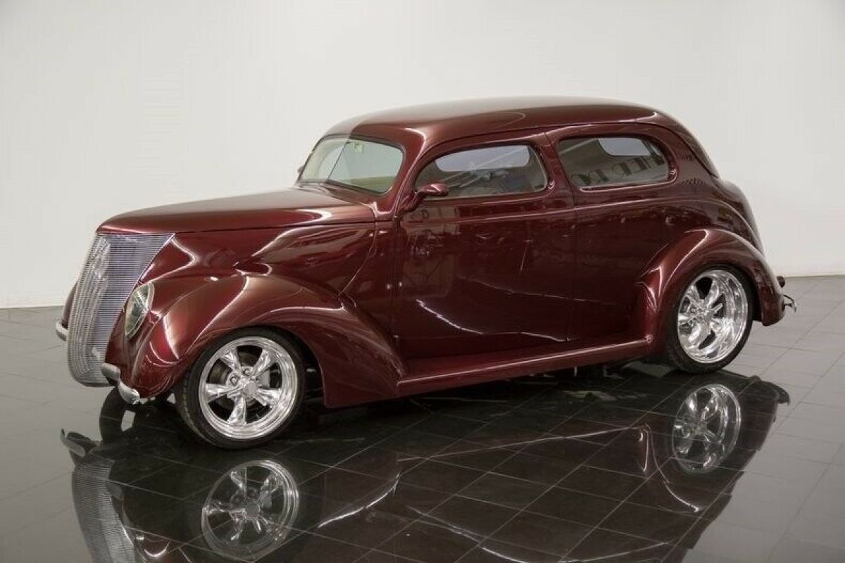 1937 Ford Tudor Humpback - photo 2