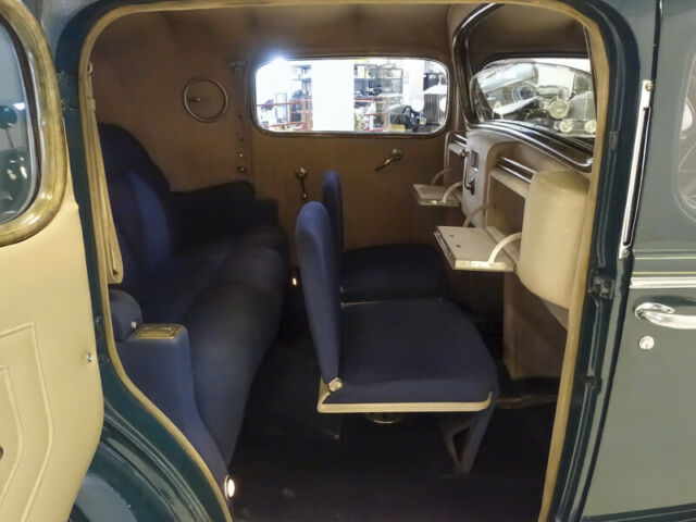 1938 Chrysler Custom Imperial Town Limousine - photo 8