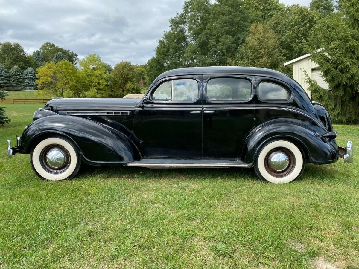 1938 Chrysler Imperial - photo 2