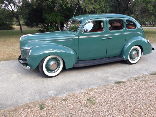 1939 Deluxe Ford 4 door Sedan 90A 1939 Ford Deluxe 4 door Chrome
