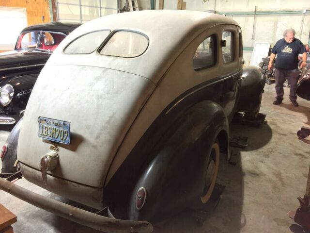 1939 Ford Sedan Deluxe - photo 2