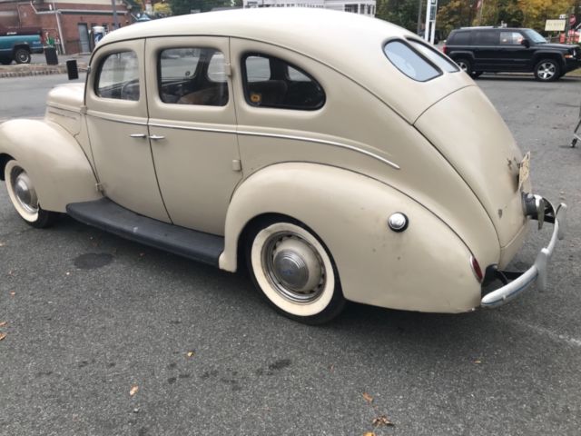 1939 Ford Deluxe 4 Door sedan - photo 3