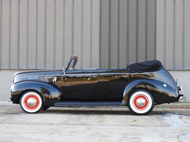 1939 Ford Deluxe Convertible Sedan - photo 2