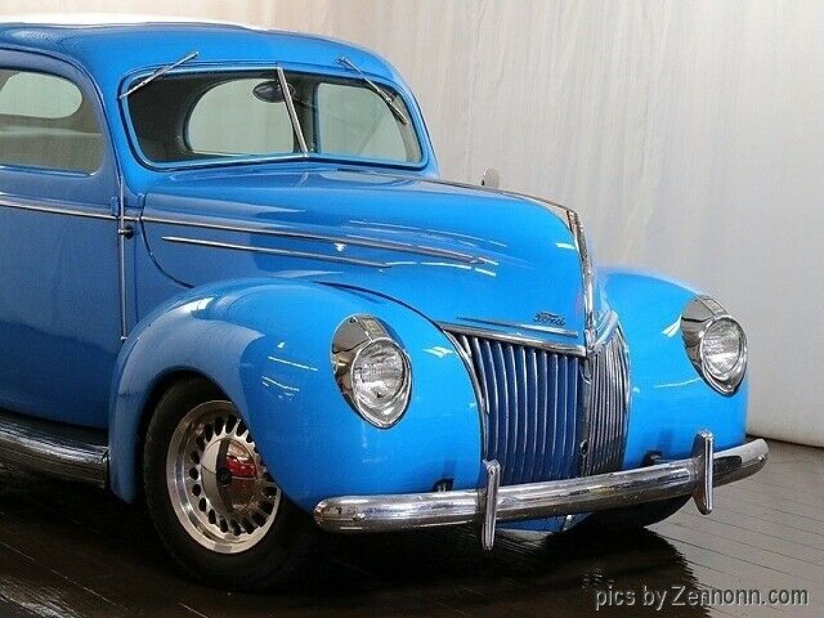 1939 Ford Deluxe Tudor Sedan - photo 2