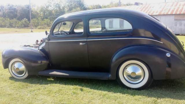 1939 Ford Deluxe Tudor Sedan - photo 3