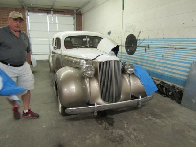 1939 FOUR DOOR PACKARD 1939 Packard LEATHER INTERIEUR