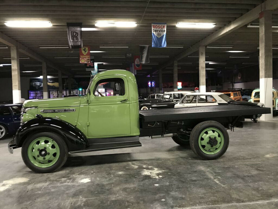 1939 GMC 1.5 TON FLATBED FARM TRUCK - photo 2