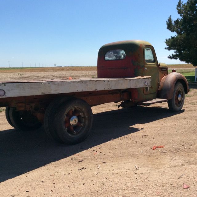 1939 International Harvester D 30 Flatbed - photo 2