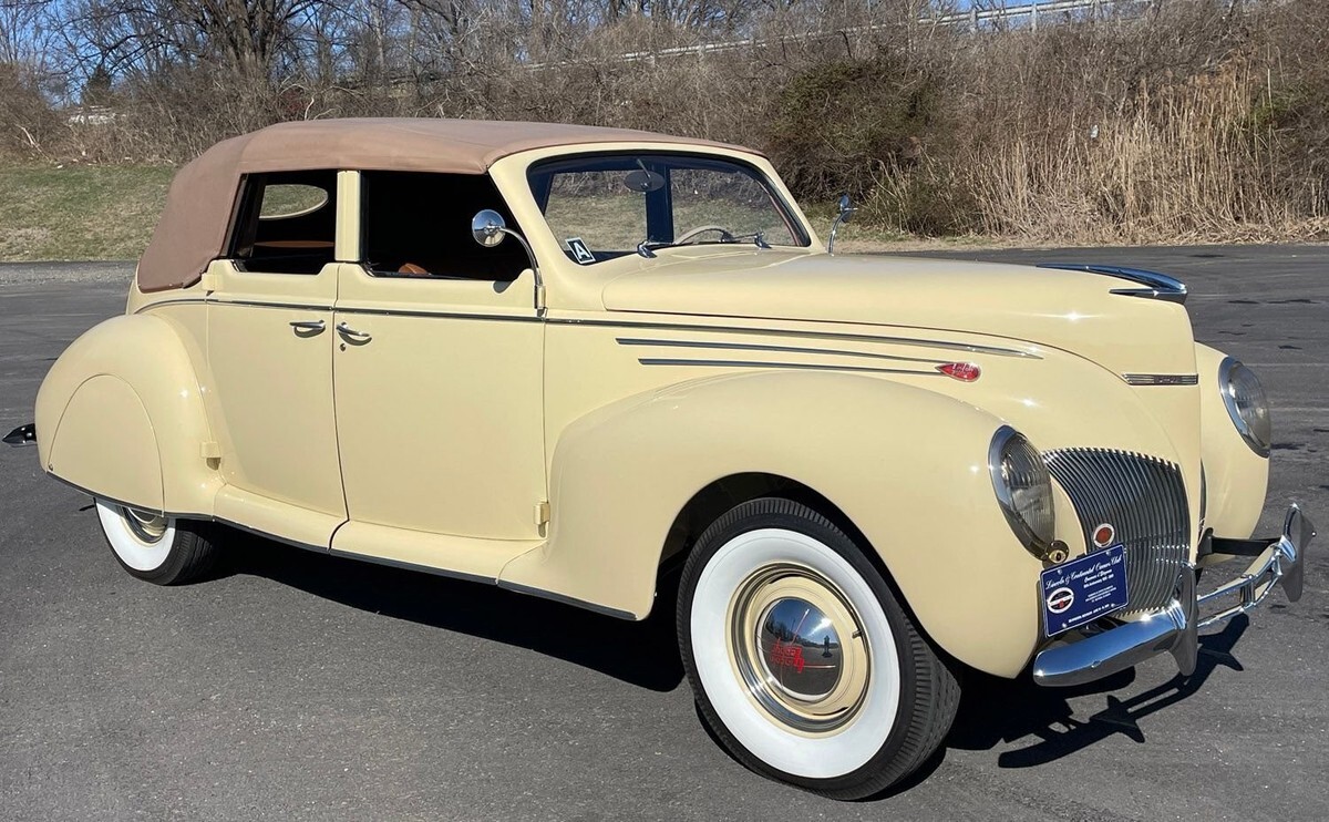 1939 Lincoln Zephyr Convertible Sedan - photo 2