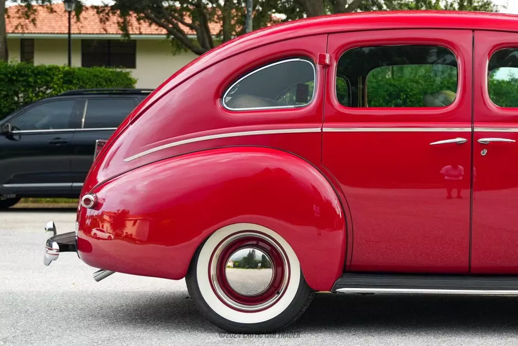 1939 Mercury Eight Town Sedan - photo 10