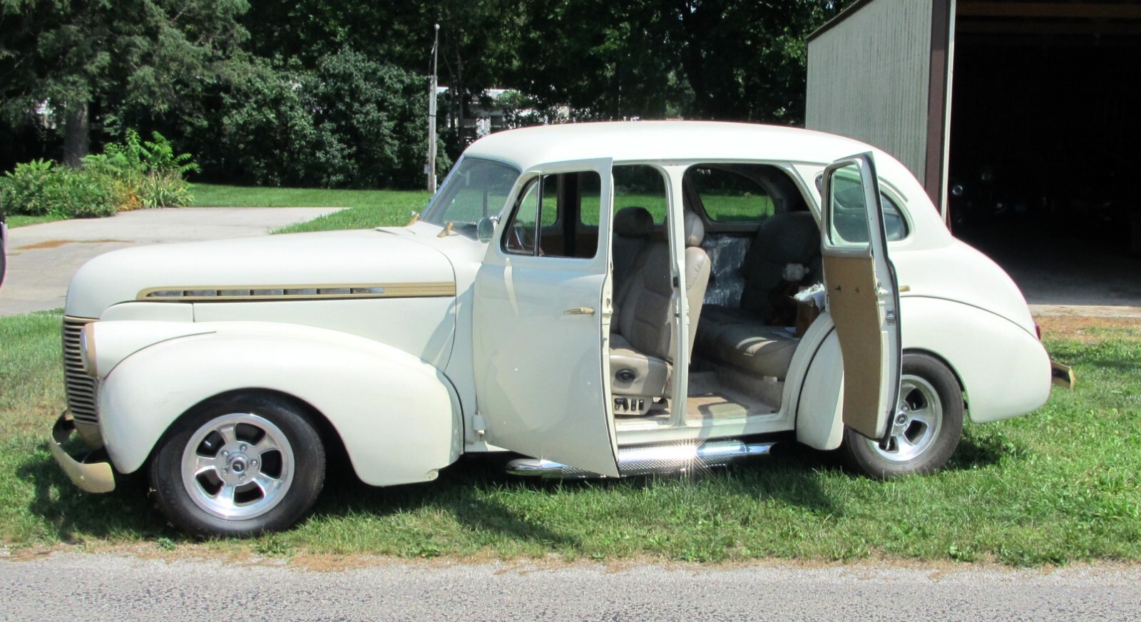 1940 Chevrolet Special Deluxe 4-door - photo 3