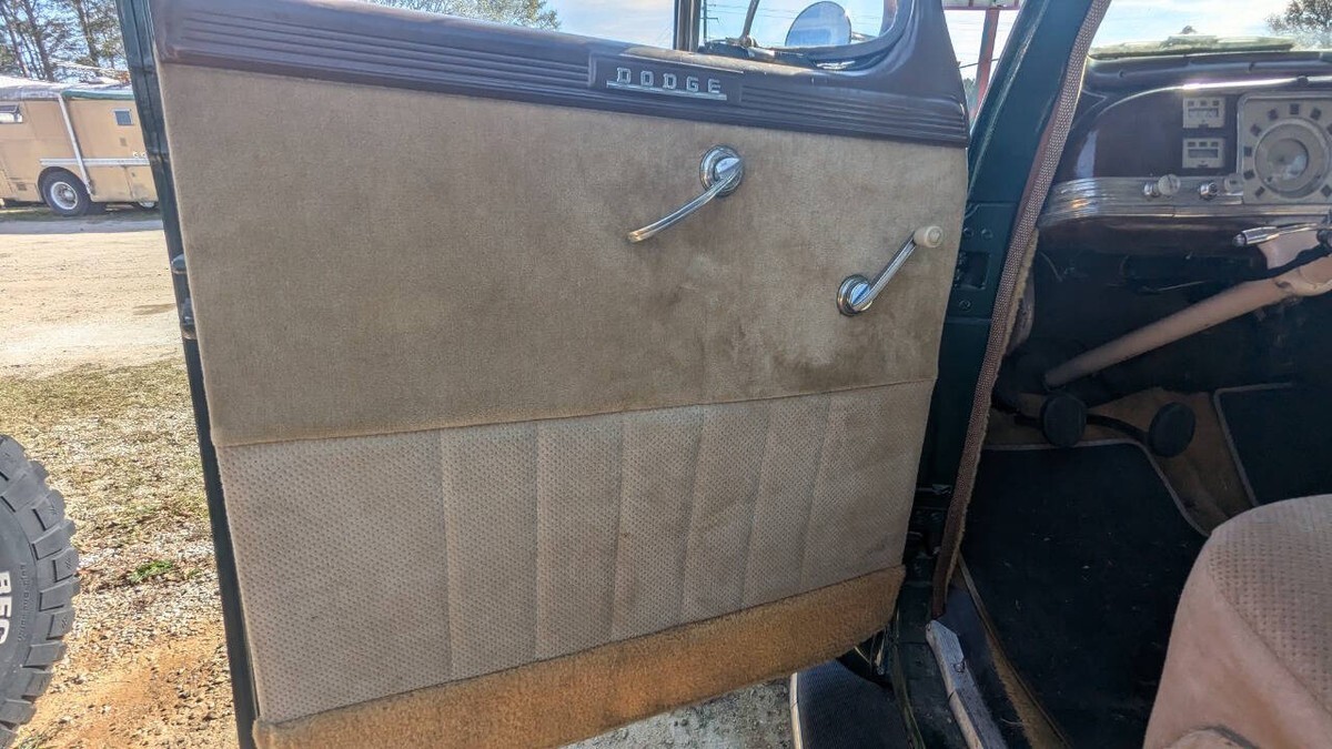 1940 Dodge D17 4-Door Sedan - photo 12