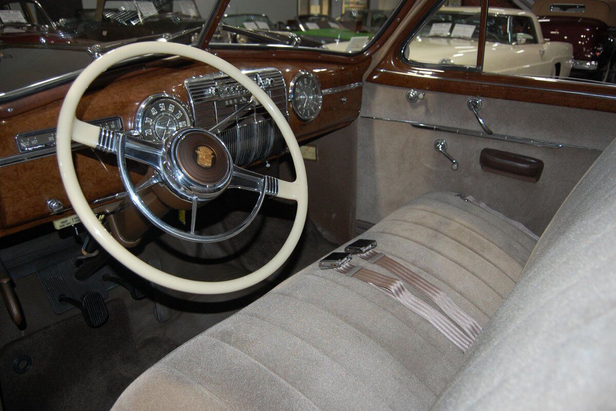 1941 Cadillac Series 61 Five-Passenger Coupe "Sedanette" - photo 2