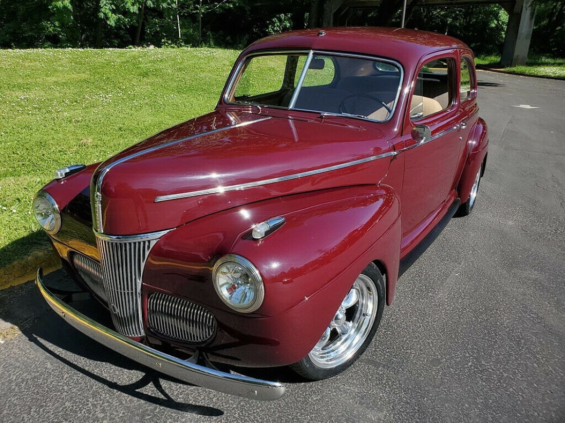 1941 Ford 2 Door Sedan - photo 2