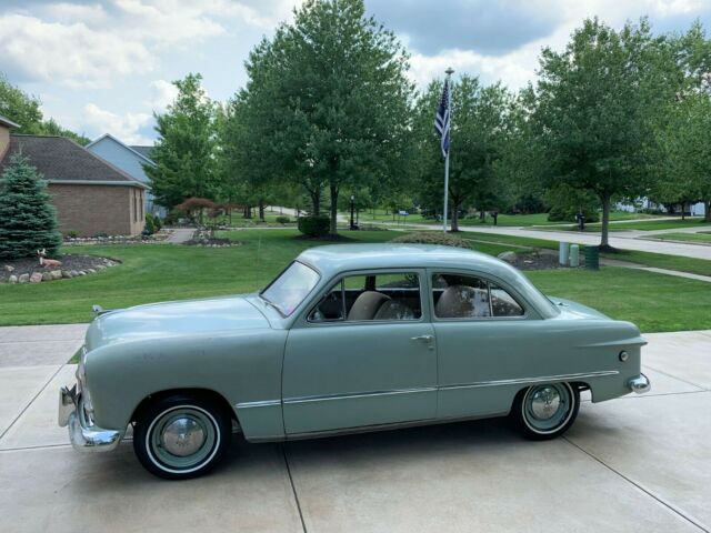 1949 Ford Tudor Sedan - photo 2