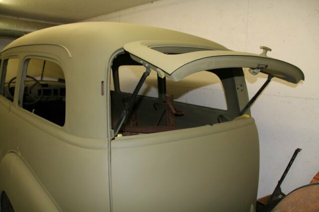 1952 CHEVROLET SUBURBAN CLAMSHELL WAGON AND SPARE PARTS 1952 Chevrolet Suburban
