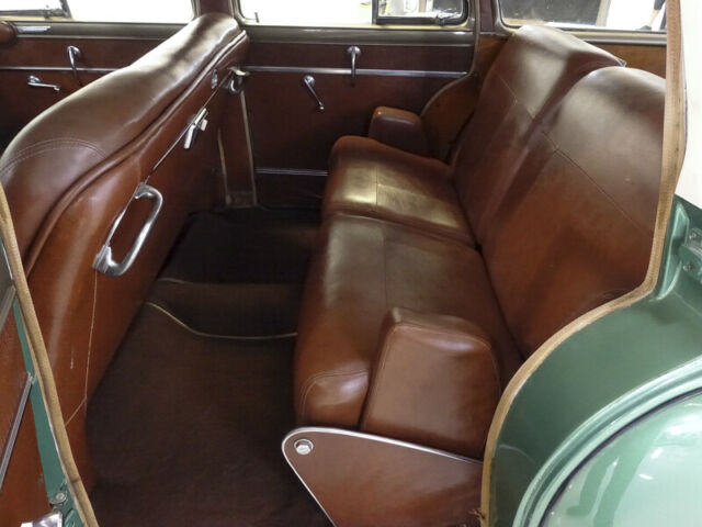 1952 Chrysler Saratoga 8 Town & Country Wagon - photo 7