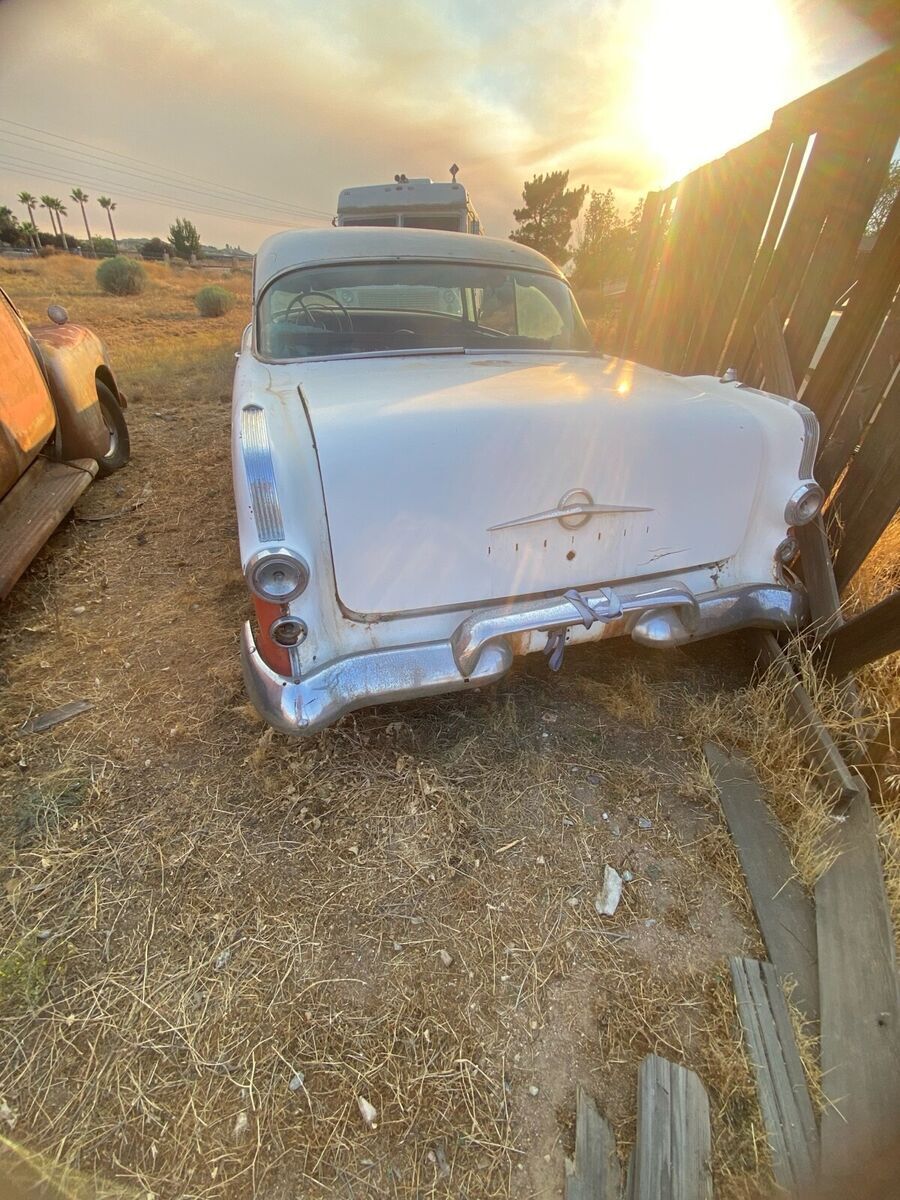 1955 Pontiac Chieftain Hardtop - photo 2