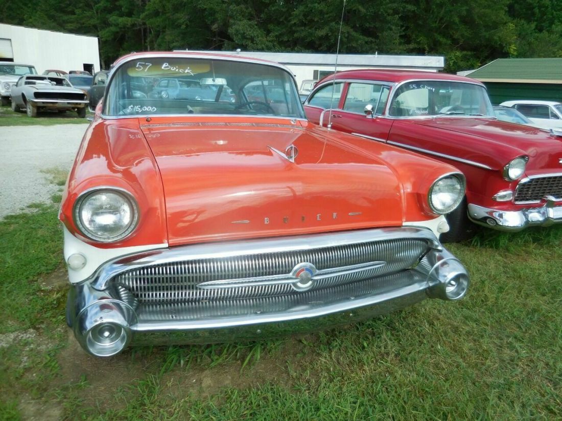 1957 Buick Roadmaster Sedan - photo 2