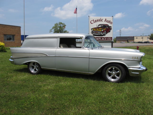 1957 Chevrolet Sedan Delivery Custom - photo 2