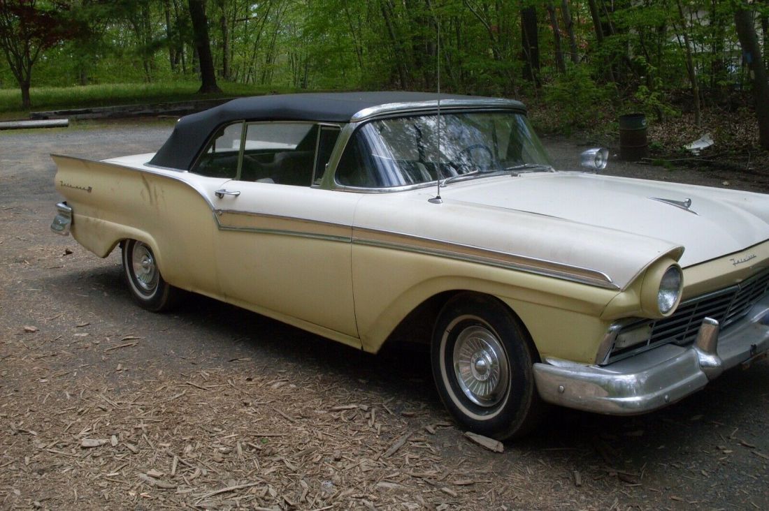 1957 Ford Fairlane - photo 2