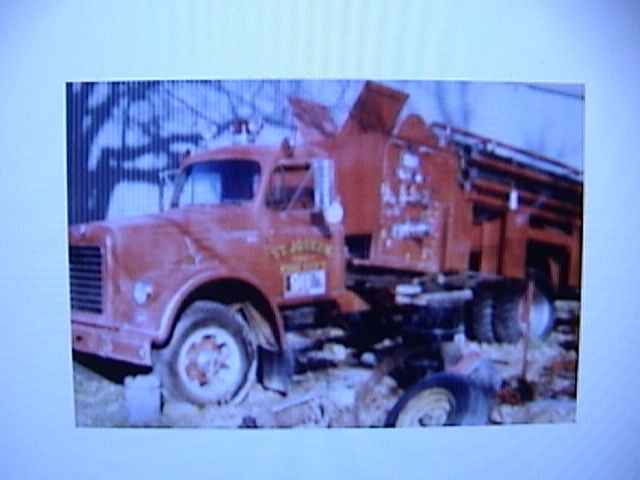 1957 International Harvester V-196 25500 GVW, Custom platform tilt/dump body - photo 2