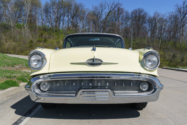 1957 Oldsmobile Eighty-Eight Hardtop - photo 2