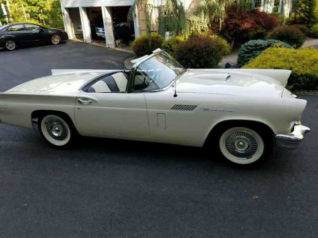 1957 Ford Thunderbird 312 V8 ***SURVIVOR*** 10K ORIGINAL MILES, TIME CAPSULE - photo 3