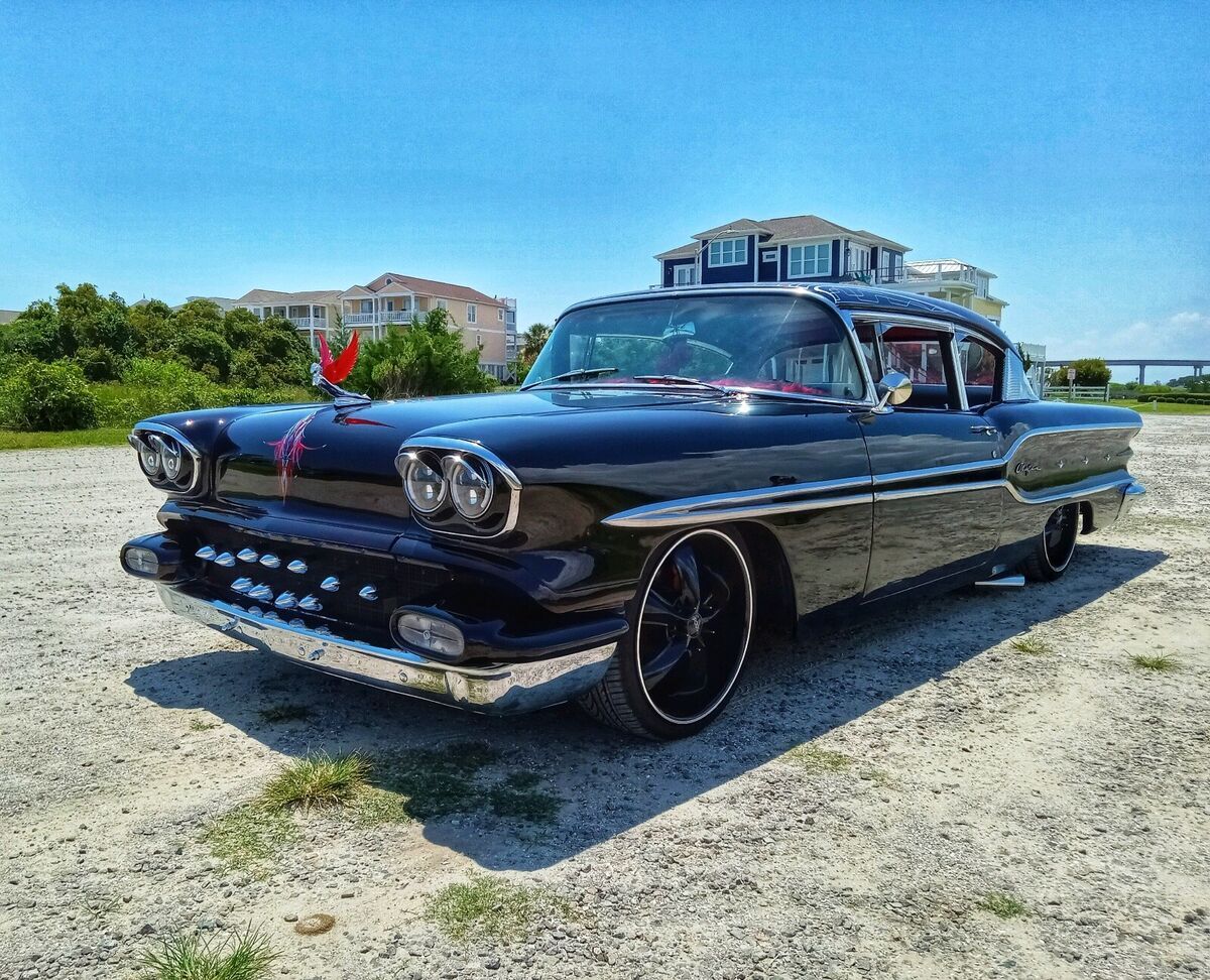 1958 Pontiac Chieftain 2 Door - photo 2