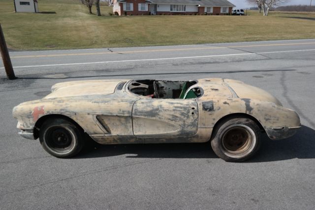 1959 Chevrolet Corvette Nice Body with a lot of restored parts - photo 5