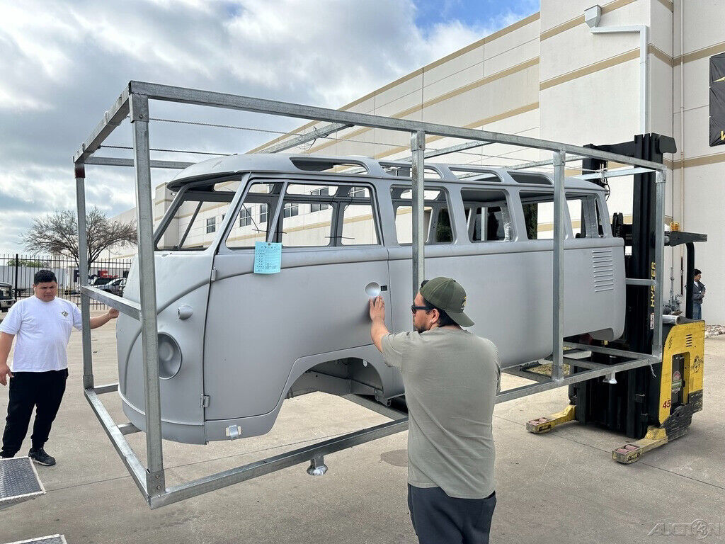 1959 Volkswagen Bus/Vanagon VW Deluxe 23 Window Microbus, New Body, Sunroof - photo 4