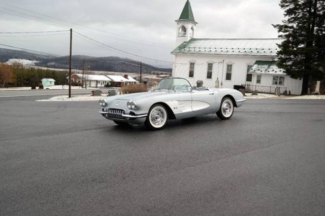 1960 Chevrolet Corvette 2x4 270hp car Rare Color Combo Silver/Blue NICE - photo 2