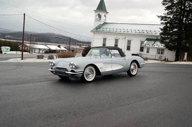 1960 Chevrolet Corvette 2x4 270hp car Rare Color Combo Silver/Blue NICE - photo 3