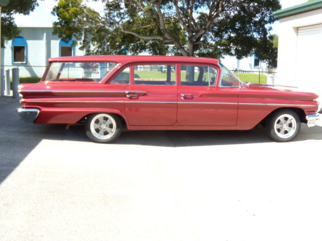 1960 PONTIAC CATALINA SAFARI,RUST FREE,RESTORED,GREAT LOOKING CAR TO CRUISE IN 1960 Pontiac Catalina SAFARI WAGON